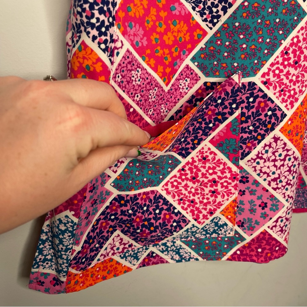 Vera Bradley V-Neck Floral/Paisley Print Scrub Top (Large) - Picture 2 of 6